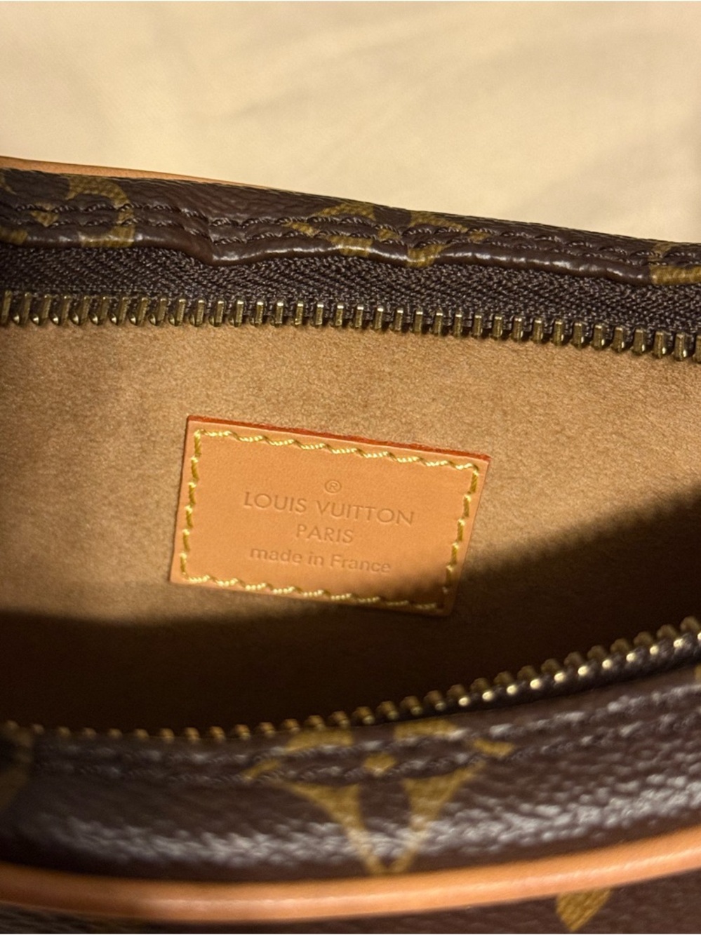 Louis Vuitton Loop - Picture 6 of 9